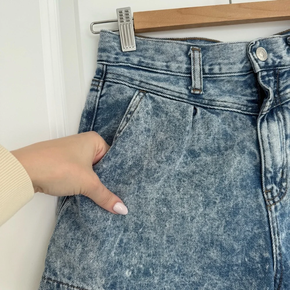 AMERICAN EAGLE | Acid Wash Mom Jean Shorts - Size 6 - Picture 2 of 11